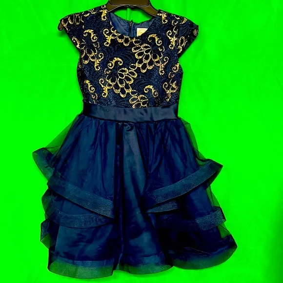 green emerald velvet dress Amazon.com: Tulle Flower Girls Dresses Lace Appliques Kids Formal Dress  Size 7-16 Toddler Pageant Dress Birthday Princess Ball Gowns Black:  Clothing, Shoes & Jewelry main image 1